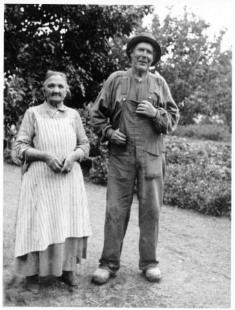 Farmor och farfar - lägg märke till skåningens skånska trätofflor